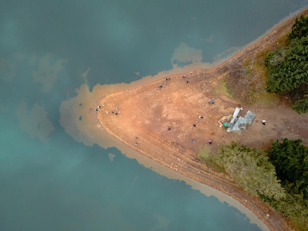 Vista aerea del lago dei Carpazi d'autunno nelle montagne dell'ucraina