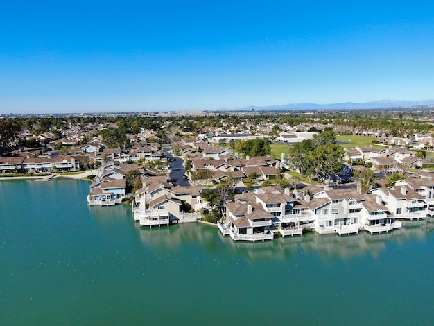 Vista aerea del lago del nord con il quartiere residenziale di Irvine Orange County in California negli Stati Uniti