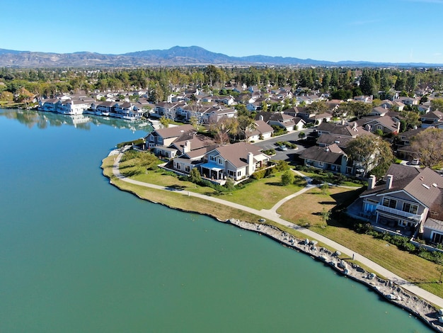 Vista aerea del lago del nord con il quartiere residenziale di Irvine Orange County in California negli Stati Uniti