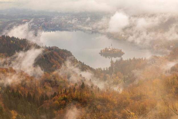 Vista aerea del lago di Bled nella nebbia Slovenia