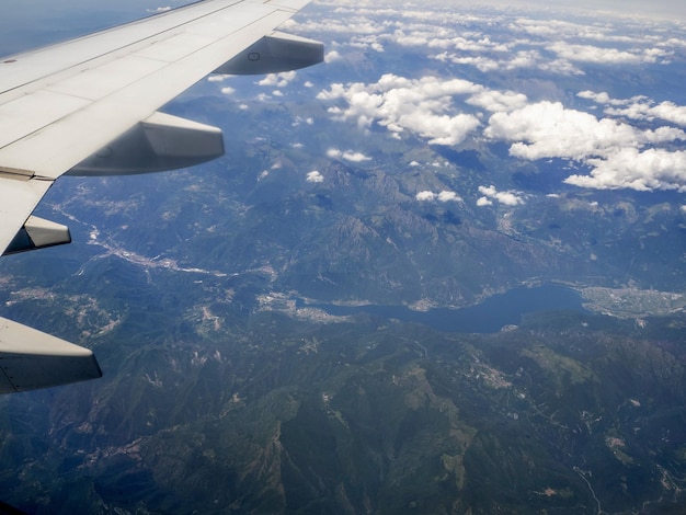 Vista aerea del lago di Garda dall'aereo