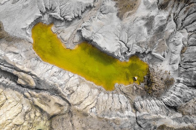 Vista aerea del lago in una miniera a cielo aperto