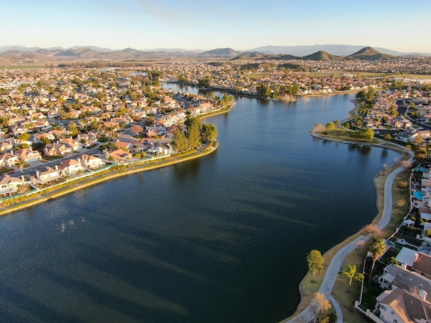 Vista aerea del lago Menifee e della suddivisione residenziale del quartiere durante il tramonto Riverside USA