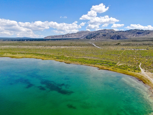 Vista aerea del Lago Mono con formazioni rocciose di tufo durante la stagione estiva Mono County California