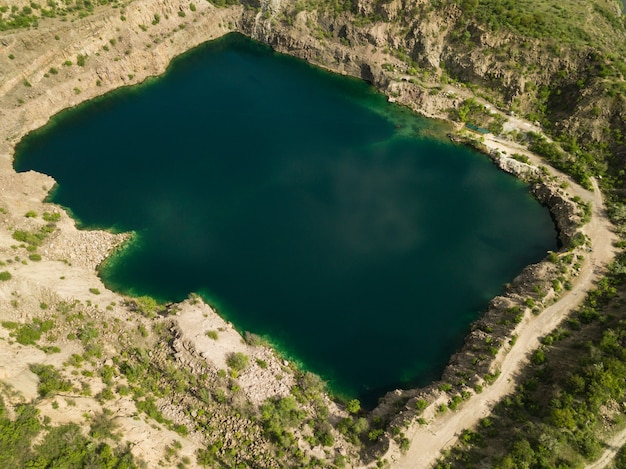 Vista aerea del lago Radon al posto della cava di granito allagata vicino al fiume Bug meridionale, villaggio di Mihiia, Ucraina. Luogo famoso per il riposo