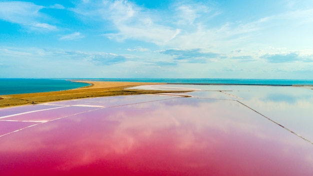Vista aerea del lago rosa e della spiaggia sabbiosa