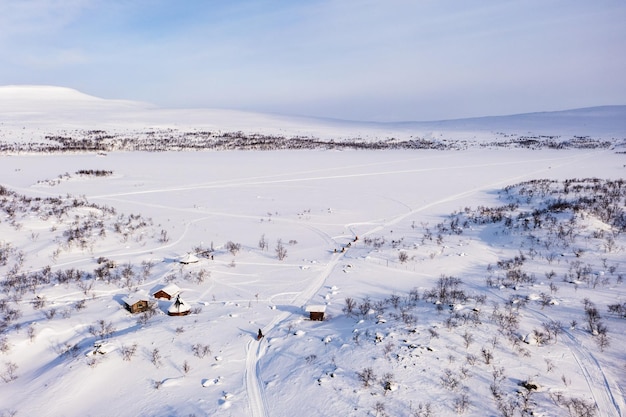 Vista aerea del lago Tshahkajarvi, giornata di sole, in Lapponia - in aumento, colpo di drone