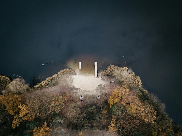 Vista aerea del mare contro il paesaggio
