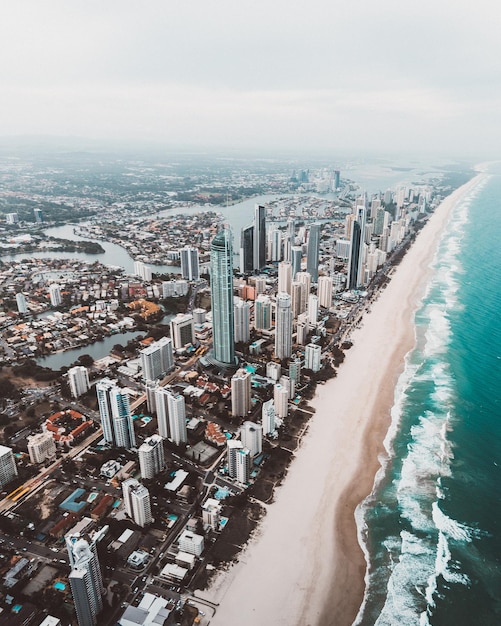 Vista aerea del mare e del paesaggio urbano sul cielo