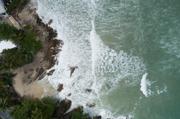 Vista aerea del mare incredibile a Phuket Thailandia bella onda che si infrange sul litorale Vista dall'alto mare nella stagione estiva Natura recuperata Ambiente e sfondo di viaggio.