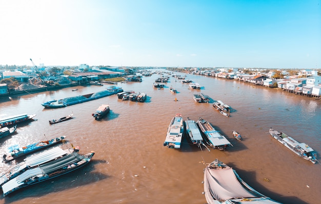 Vista aerea del mercato galleggiante di Cai Rang all'alba, barche che vendono frutta e merci all'ingrosso sul fiume Can Tho, regione del Delta del Mekong, Vietnam