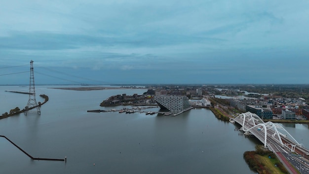 Vista aerea del moderno complesso residenziale Sluishuis sull'acqua Amsterdam Paesi Bassi