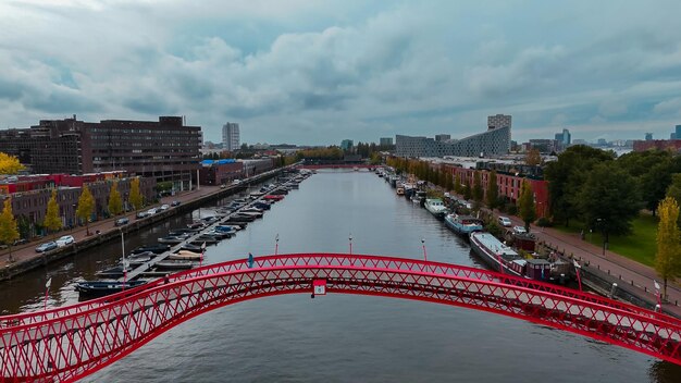 Vista aerea del moderno ponte pedonale Python Bridge nel quartiere Eastern Docklands di Amsterdam, Paesi Bassi