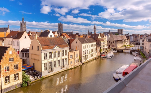 Vista aerea del molo Graslei Leie e delle torri della città vecchia di Gand, Belgio