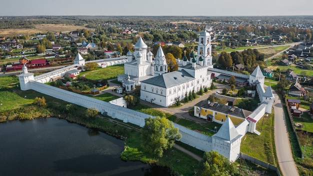 Vista aerea del monastero di Nikitsky a Pereslavl-Zalessky