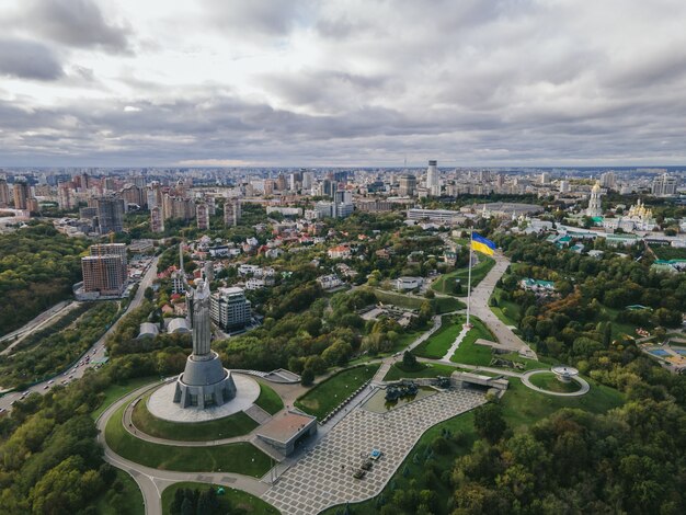 Vista aerea del monumento della patria nel centro della città