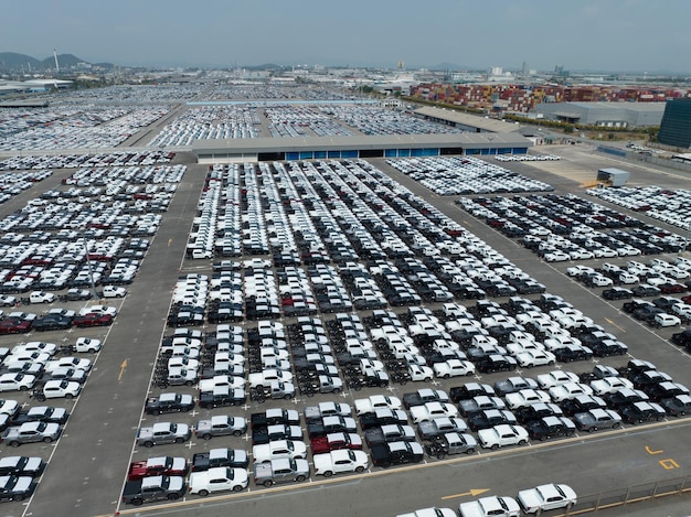 Vista aerea del nuovo stock di auto nel parcheggio della fabbrica Vista dall'alto delle auto parcheggiate in fila Settore automobilistico