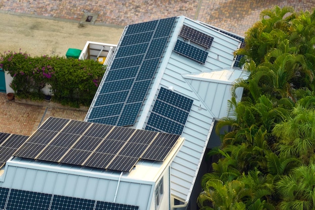 Vista aerea del nuovo tetto della casa americana con pannelli fotovoltaici solari blu per la produzione di energia elettrica ecologica pulita Elettricità rinnovabile con concetto a zero emissioni