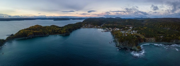 Vista aerea del paesaggio canadese dalla costa dell'Oceano Atlantico