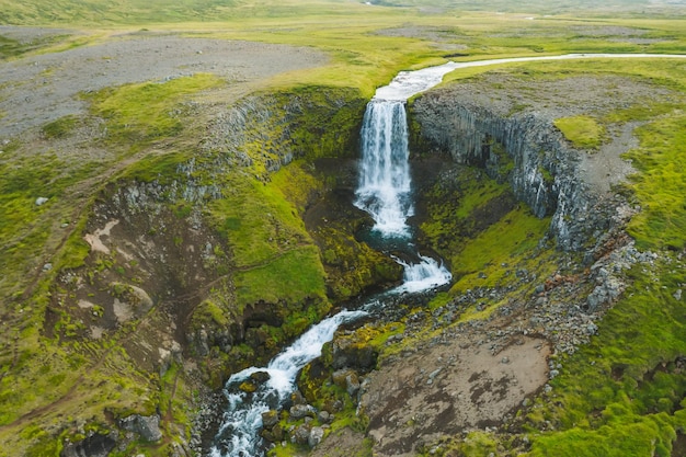 Vista aerea del paesaggio della cascata di Svodufoss sulla penisola Snaefellsnes nell'Islanda occidentale