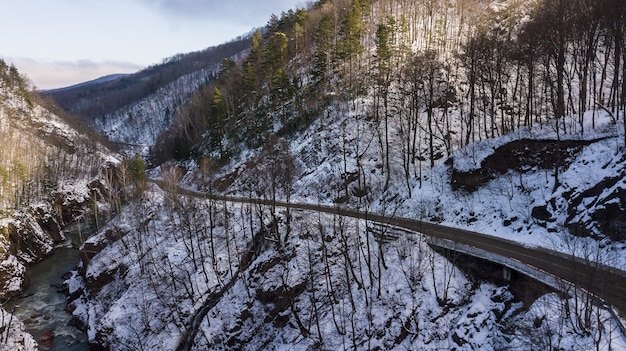 Vista aerea del paesaggio della strada sinuosa della montagna, fiume in Lago-Naki, Russia.