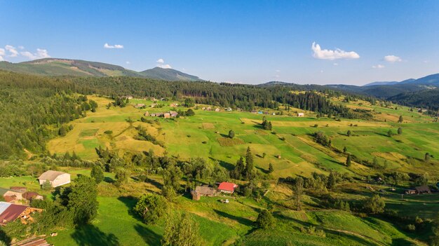 Vista aerea del paesaggio in montagna.