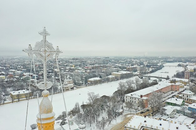 Vista aerea del paesaggio invernale della cattedrale di Vologda dal drone