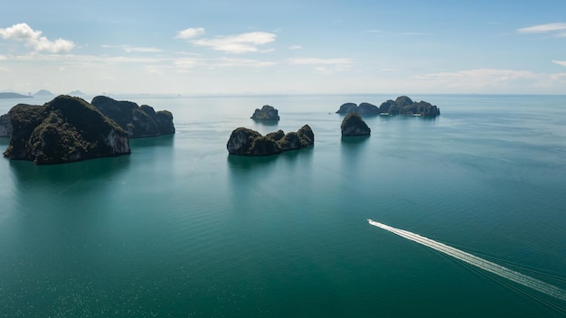 Vista aerea del paesaggio isola del gruppo nel mare centrale e piccola barca veloce sullo sfondo del cielo blu turistico nella provincia di Krabi Thailandia