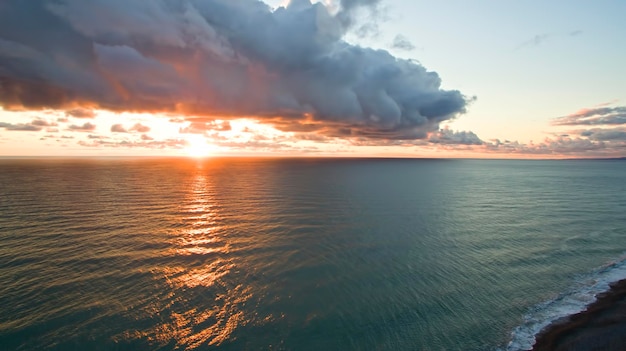 Vista aerea del paesaggio marino al tramonto