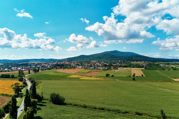 Vista aerea del paesaggio montano di Sleza delle montagne con la foresta