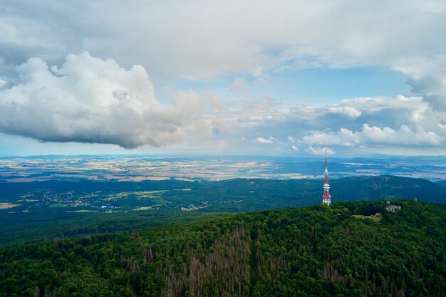 Vista aerea del paesaggio montano di Sleza delle montagne con la foresta