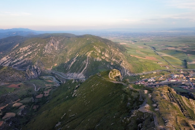 Vista aerea del paesaggio montuoso