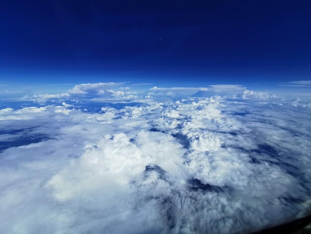 Vista aerea del paesaggio nuvoloso contro il cielo