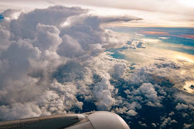 Vista aerea del paesaggio nuvoloso dall'aereo