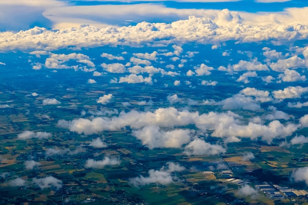 Vista aerea del paesaggio nuvoloso sopra il campo