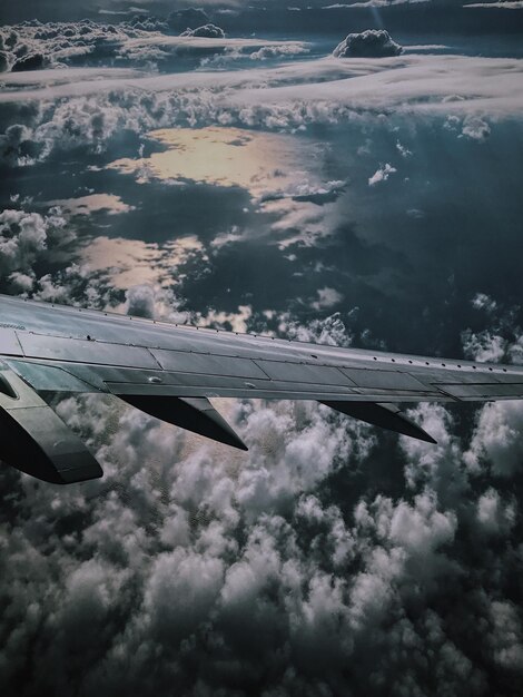 Vista aerea del paesaggio nuvoloso sopra l'ala dell'aereo