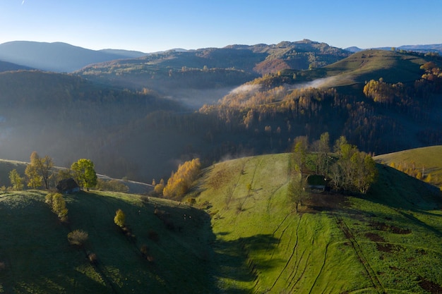 Vista aerea del paesaggio rurale autunnale in una mattina nebbiosa Transilvania Romania