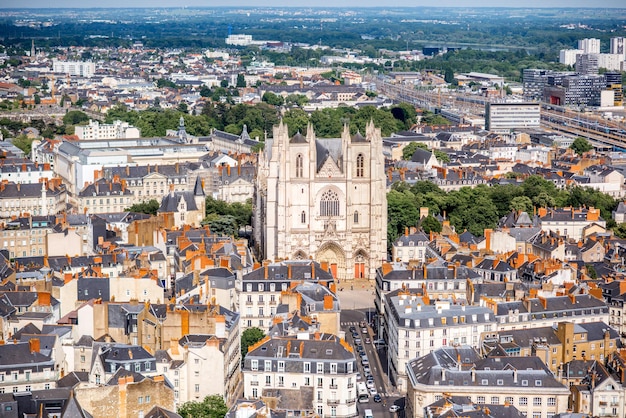 Vista aerea del paesaggio urbano con splendidi edifici e la cattedrale di Saint Pierre nella città di Nantes durante il tempo soleggiato in Francia