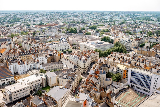 Vista aerea del paesaggio urbano con splendidi edifici nella città di Nantes durante il tempo soleggiato in Francia