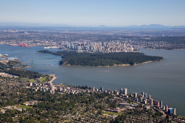 Vista aerea del paesaggio urbano del centro di Stanley Park e del Lions Gate Bridge