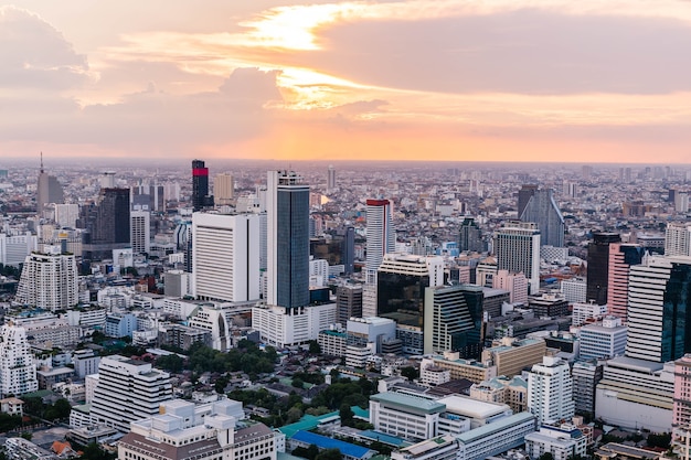 Vista aerea del paesaggio urbano di Bangkok al crepuscolo.