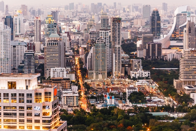 Vista aerea del paesaggio urbano di Bangkok al crepuscolo.