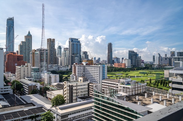 Vista aerea del paesaggio urbano di Bangkok al mattino che mostra grattacieli con un campo da golf e cielo nuvoloso