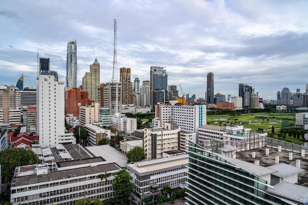 Vista aerea del paesaggio urbano di Bangkok che mostra grattacieli con cielo blu nuvoloso