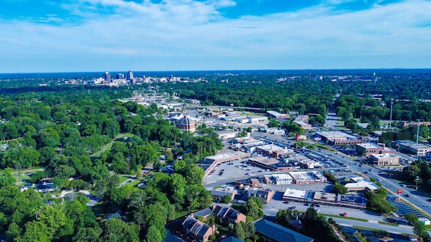 Vista aerea del paesaggio urbano di Greensboro con il traffico su Battleground Ave