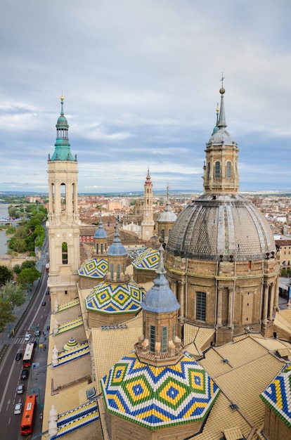 Vista aerea del paesaggio urbano di Saragozza, vista dall&#39;alto dalla torre della Basilica di Nostra Signora del