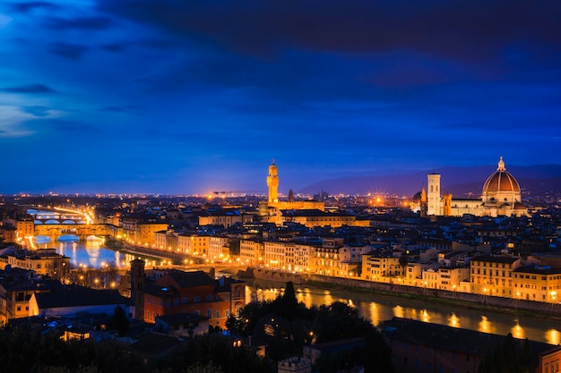 Vista aerea del paesaggio urbano illuminato contro il cielo blu al crepuscolo