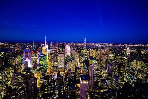 Vista aerea del paesaggio urbano illuminato contro il cielo blu di notte