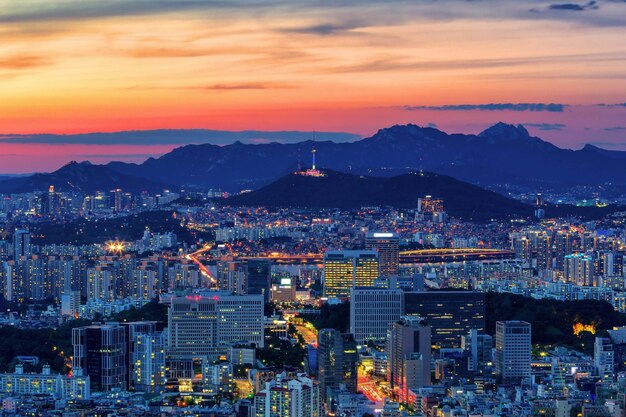 Vista aerea del paesaggio urbano moderno contro il cielo durante il tramonto