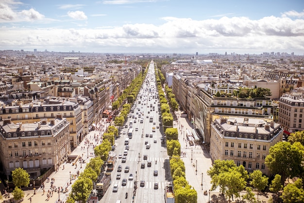 Vista aerea del paesaggio urbano sul viale dei Campi Elisi durante la giornata di sole a Paris